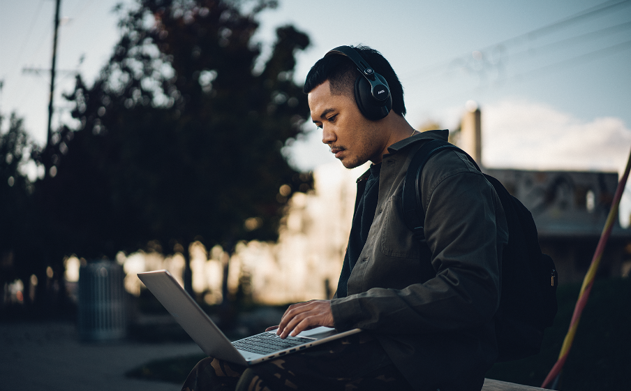 Auriculares cerrados con diseño supraaural K371-BT - Imagen