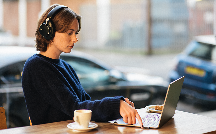 AKG N9 Hybrid Conectividad perfecta con adaptador USB-C de 2,4 GHz y Bluetooth - Imagen